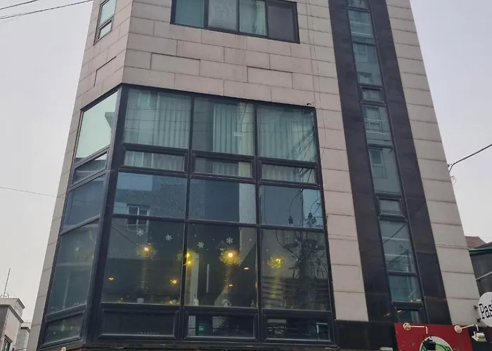 등촌역30초,방3,퀸침대5,욕실2,10인,에어컨,주차,짐보관무료,호텔침구,엘리베이터,세탁기,건조기 Seúl