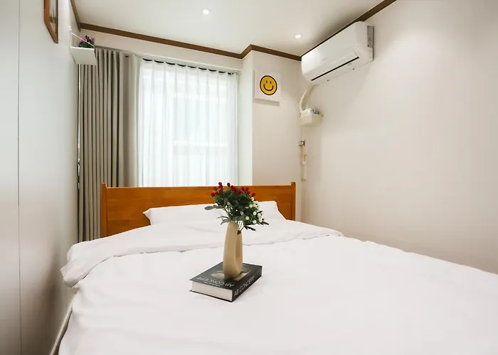 등촌역30초,방3,퀸침대5,욕실2,10인,에어컨,주차,짐보관무료,호텔침구,엘리베이터,세탁기,건조기